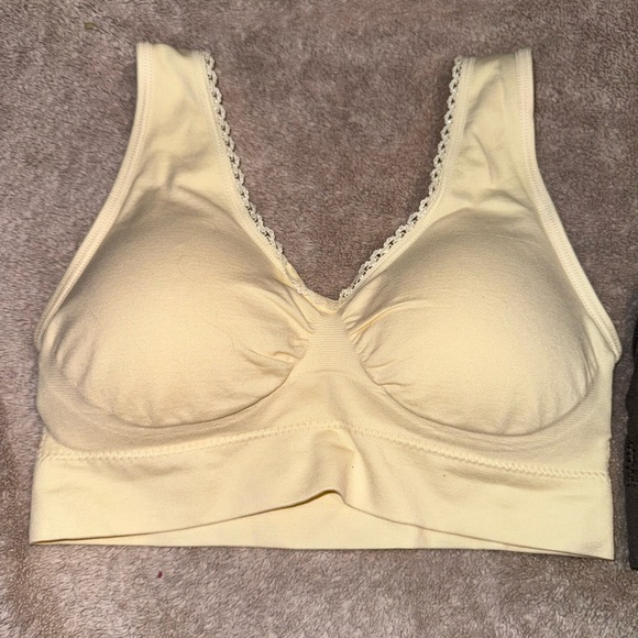 Genie Bra with lace trim.. Size XS-S- 2 pack - Picture 2 of 9